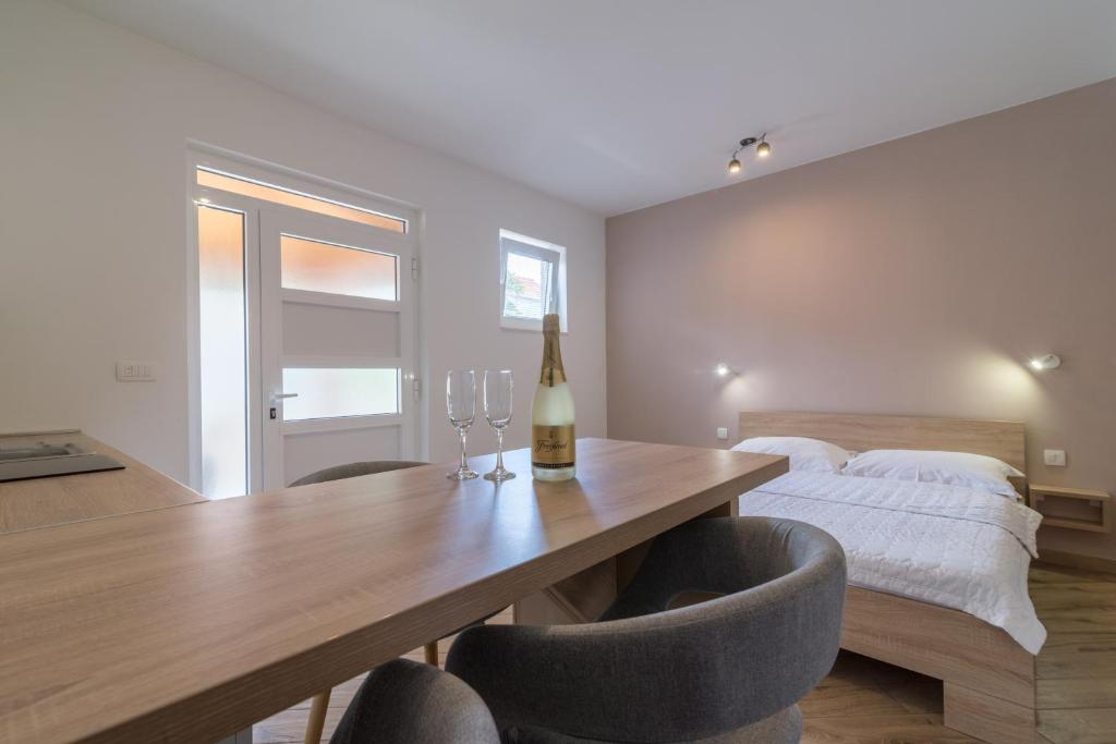 Posteľ alebo postele v izbe v ubytovaní Apartmani Drago
