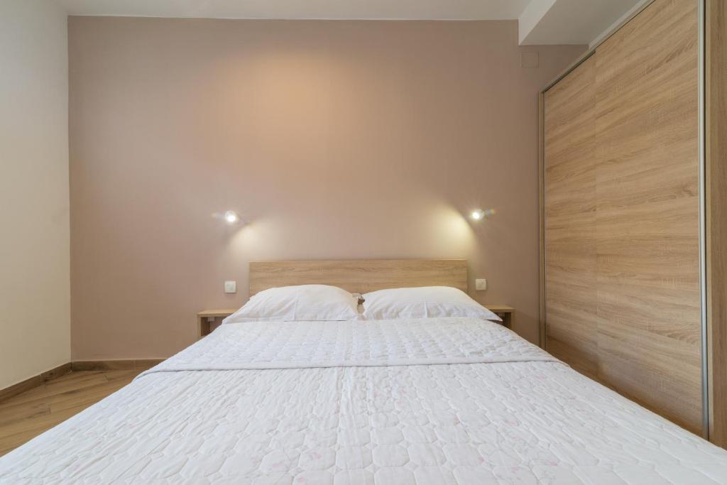 Posteľ alebo postele v izbe v ubytovaní Apartmani Drago