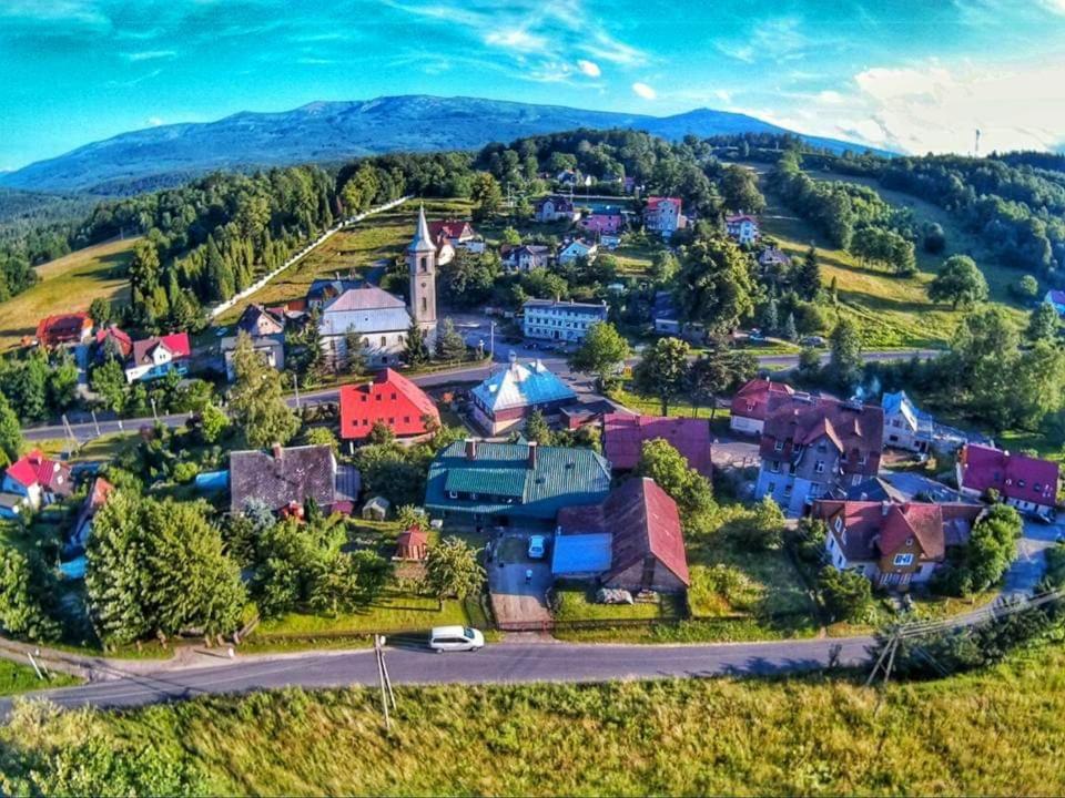 una vista aerea di un piccolo villaggio in montagna di POKOJE GOŚCINNE JANINA ,Szklarska Poreba Dolna a Szklarska Poręba
