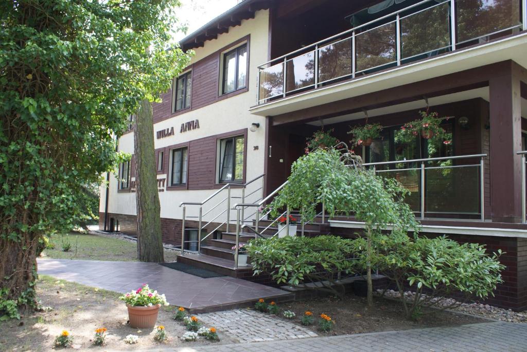 budynek ze schodami i roślinami przed nim w obiekcie willa-anna w Juracie