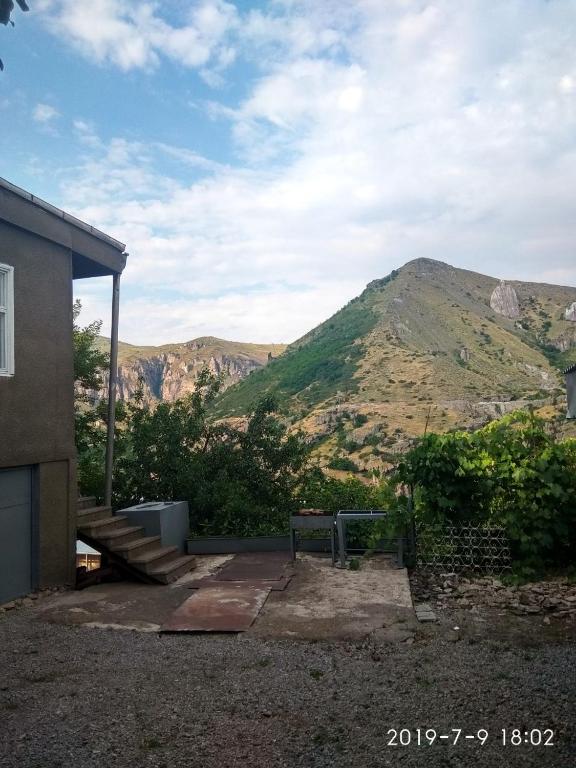 Nespecifikovaný výhled na hory nebo výhled na hory při pohledu z penzionu