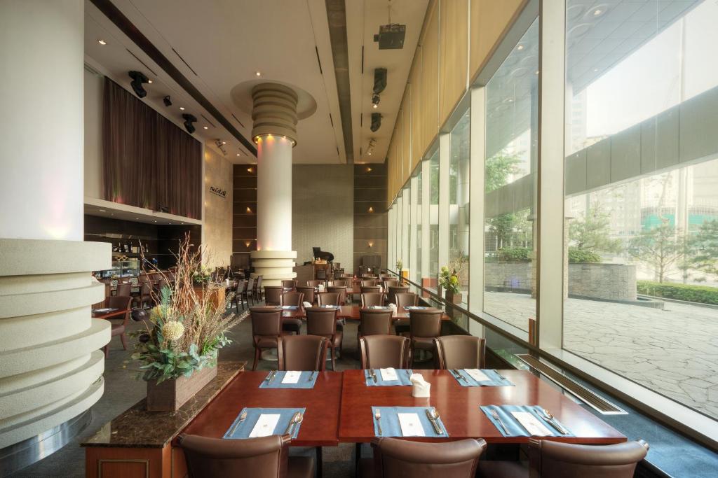 Um restaurante ou outro lugar para comer em Seoul Riviera Hotel