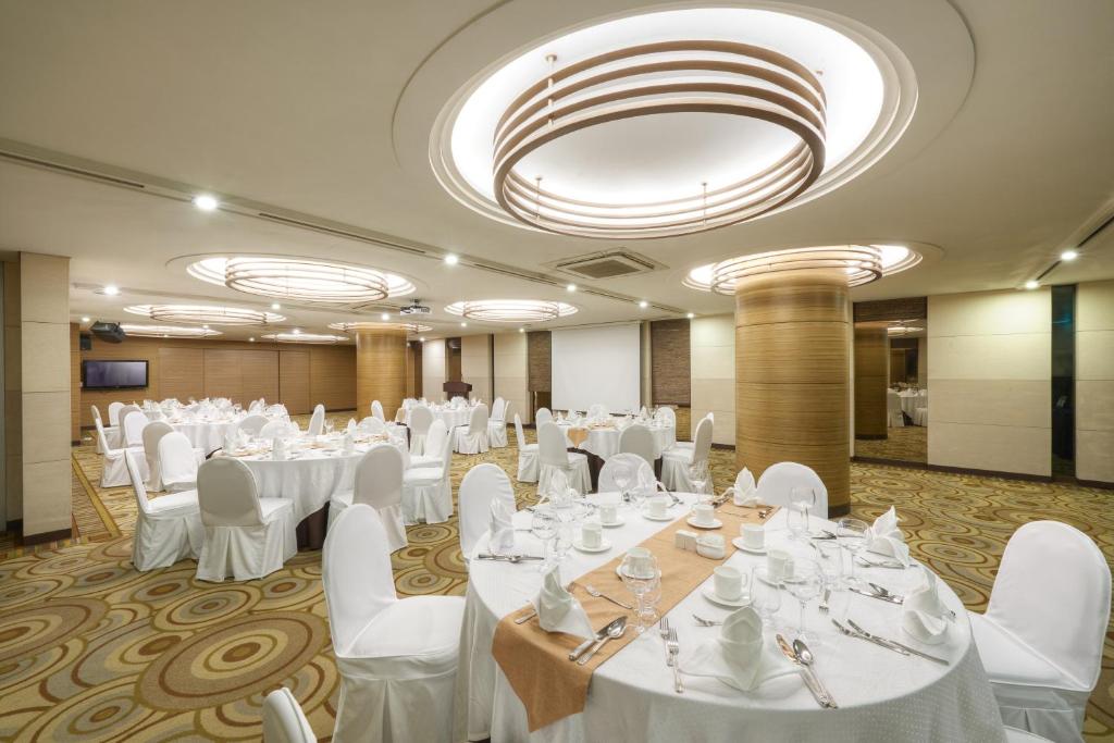 Uma TV ou centro de entretenimento em Seoul Riviera Hotel