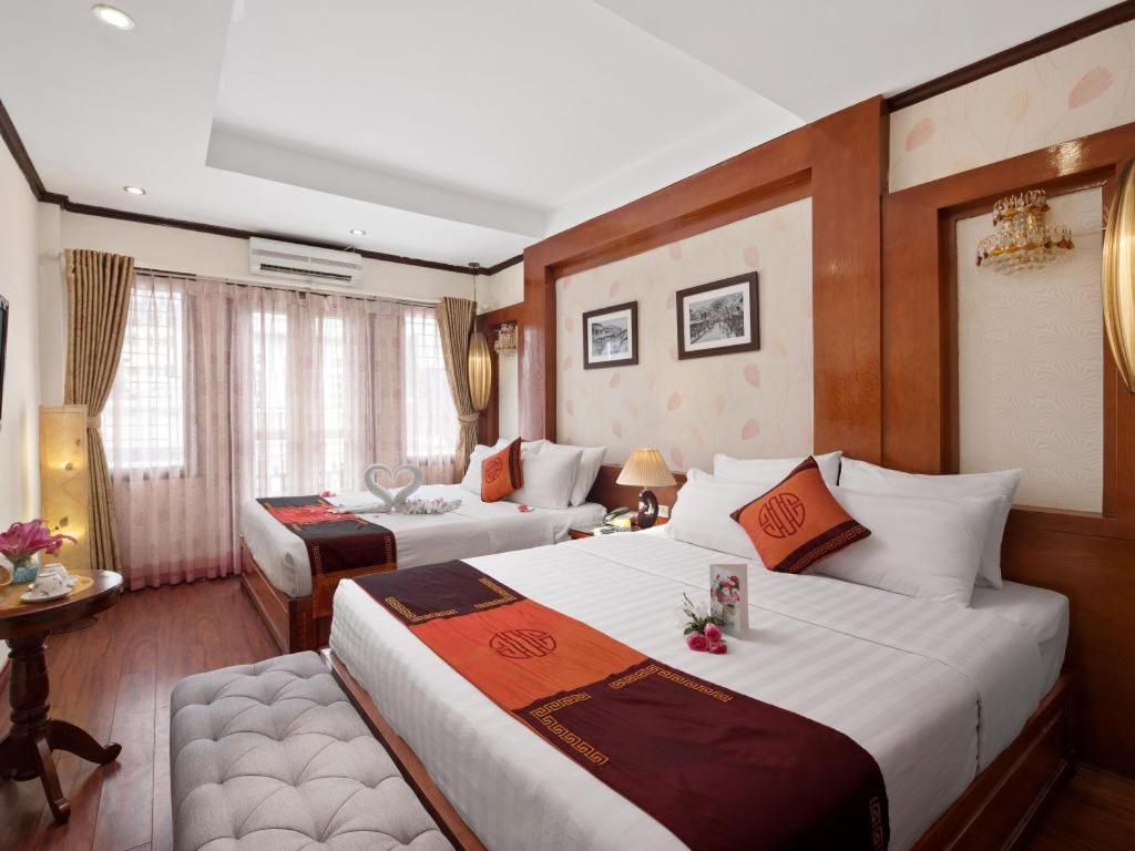 Posteľ alebo postele v izbe v ubytovaní Hanoi Sena Hotel & Travel - Former Symphony Hanoi Hotel