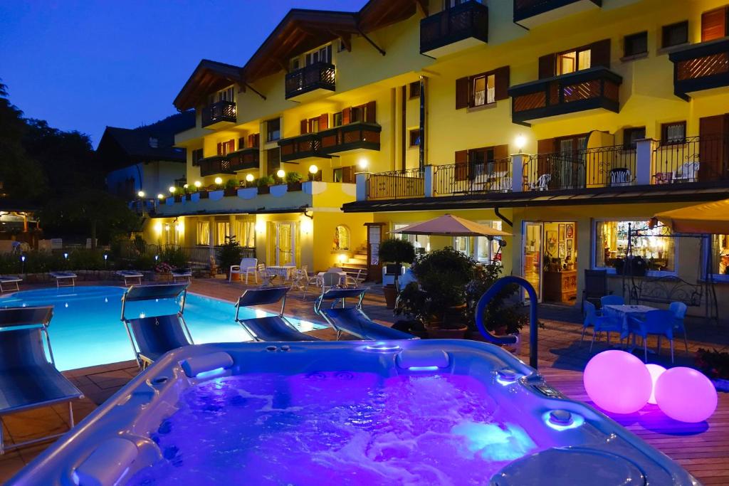 Bazén v ubytování Alledolomiti Boutique Lake Hotel - Adults friendly nebo v jeho okolí