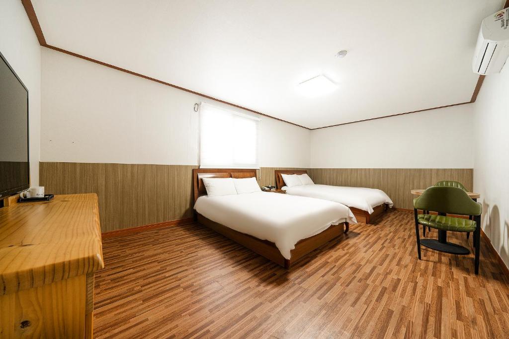 Postel nebo postele na pokoji v ubytování Fantastic Ocean View Sydney Hotel