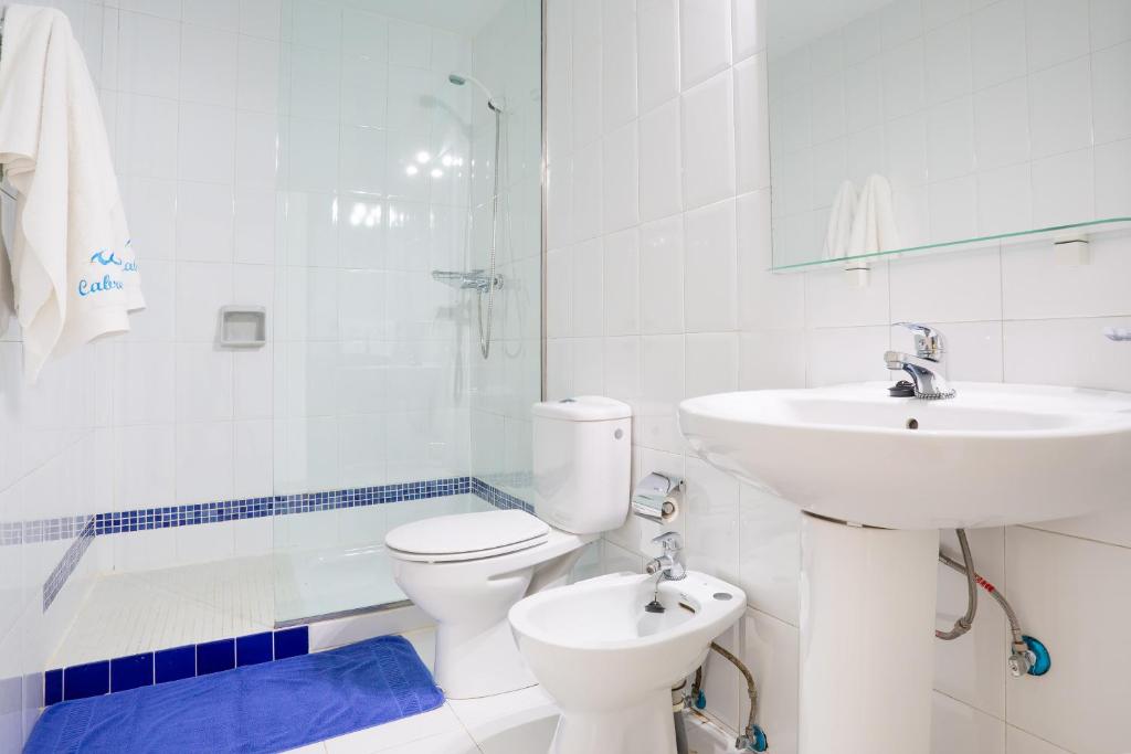 A bathroom at Apartamentos Cabrera