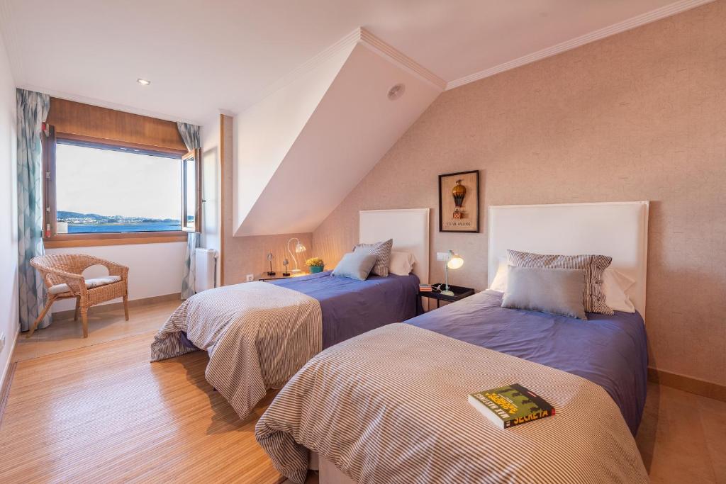Postel nebo postele na pokoji v ubytování Nuevo Ático Isla de la Toja