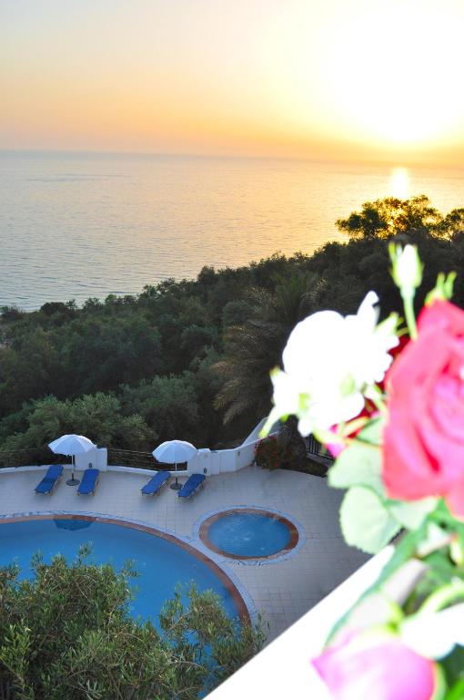Bazén v ubytování Studio apartments maria with pool in Agios Gordios Beach nebo v jeho okolí