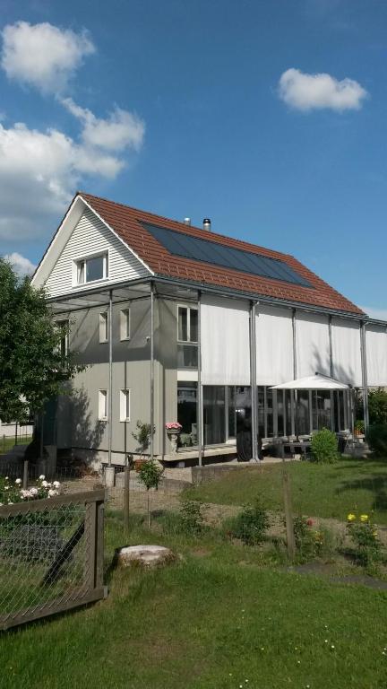 una gran casa blanca con muchas ventanas en B&B 25, en Münchwilen