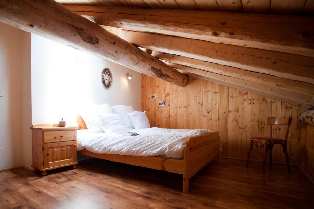 a bedroom with a bed and a wooden ceiling at Chalet L’Etagne in Bessans