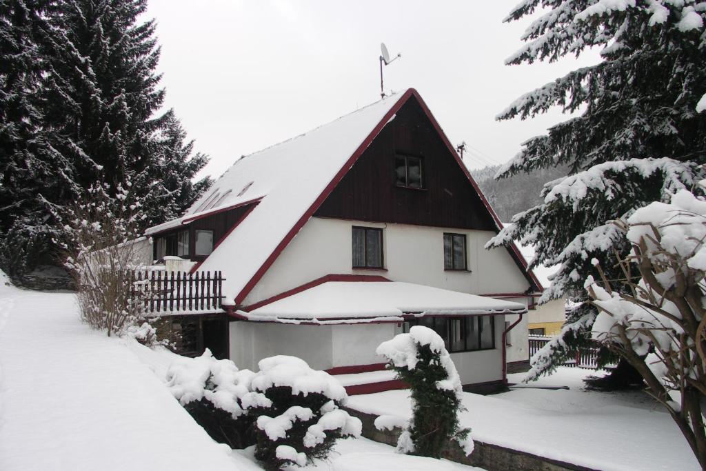 Una casa con nieve en el techo. en Edy Dum, en Svoboda nad Úpou