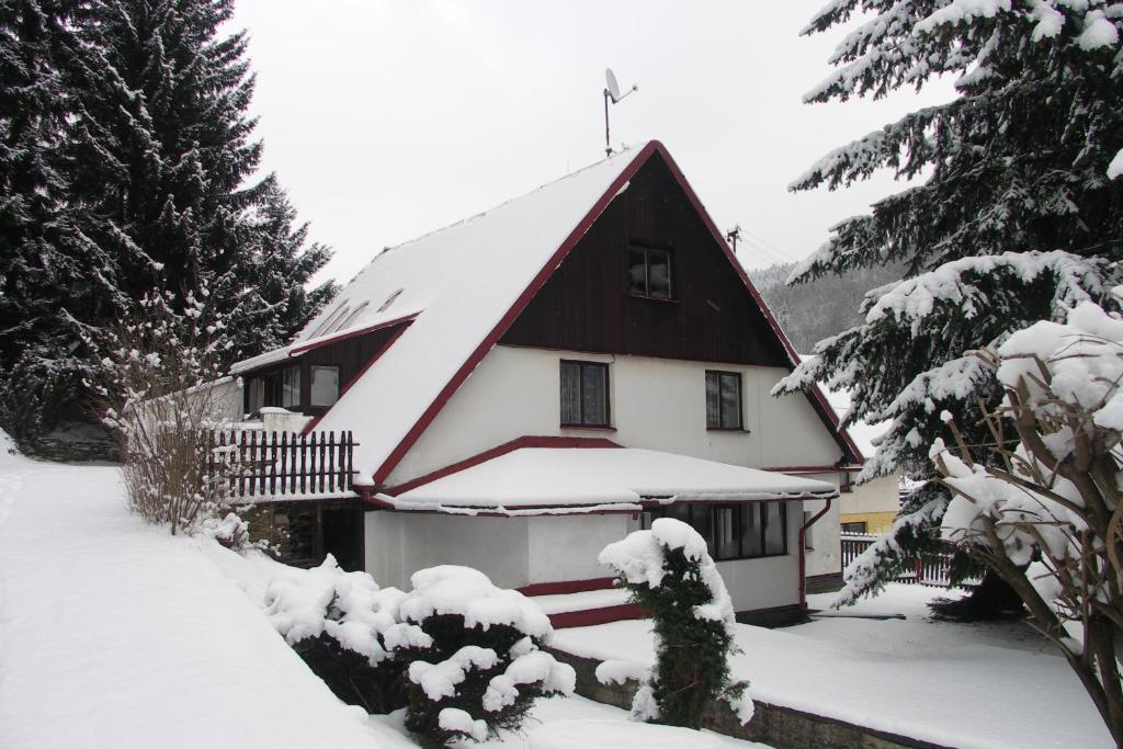 dom ze śniegiem na dachu w obiekcie Edy Dum w Swobodzie nad Upą