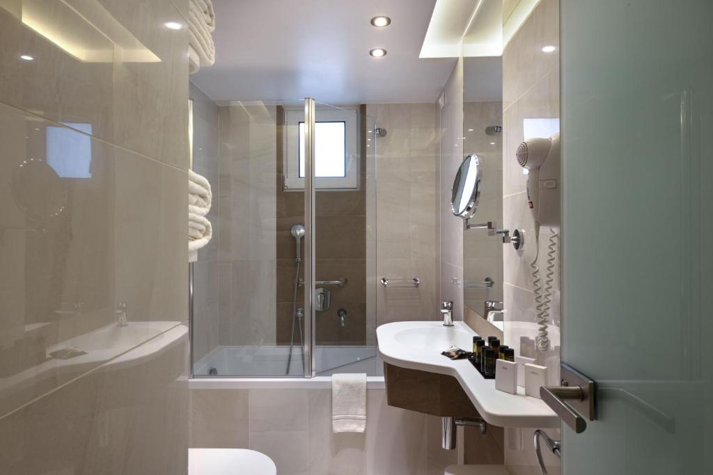 Koupelna v ubytování Titania Hotel