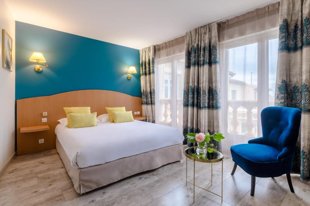 A bed or beds in a room at Auberge du Poids Public Logis Hotel