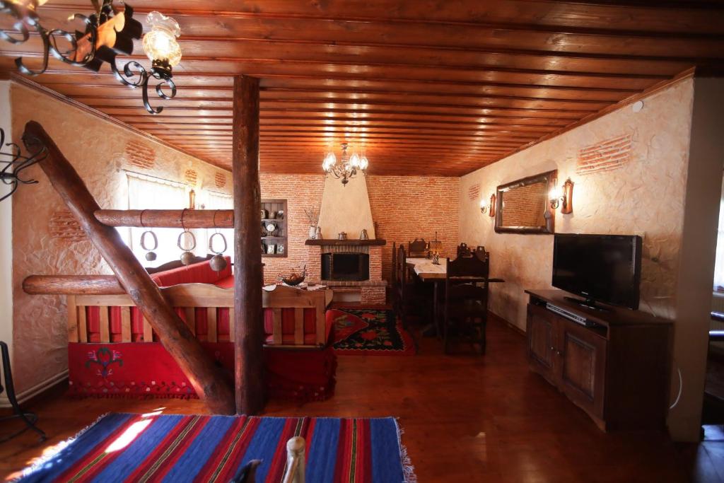 uma sala de estar com um tecto de madeira e uma sala de estar com um sofá em Dora's House at Agios Germanos Prespes em Agios Germanos