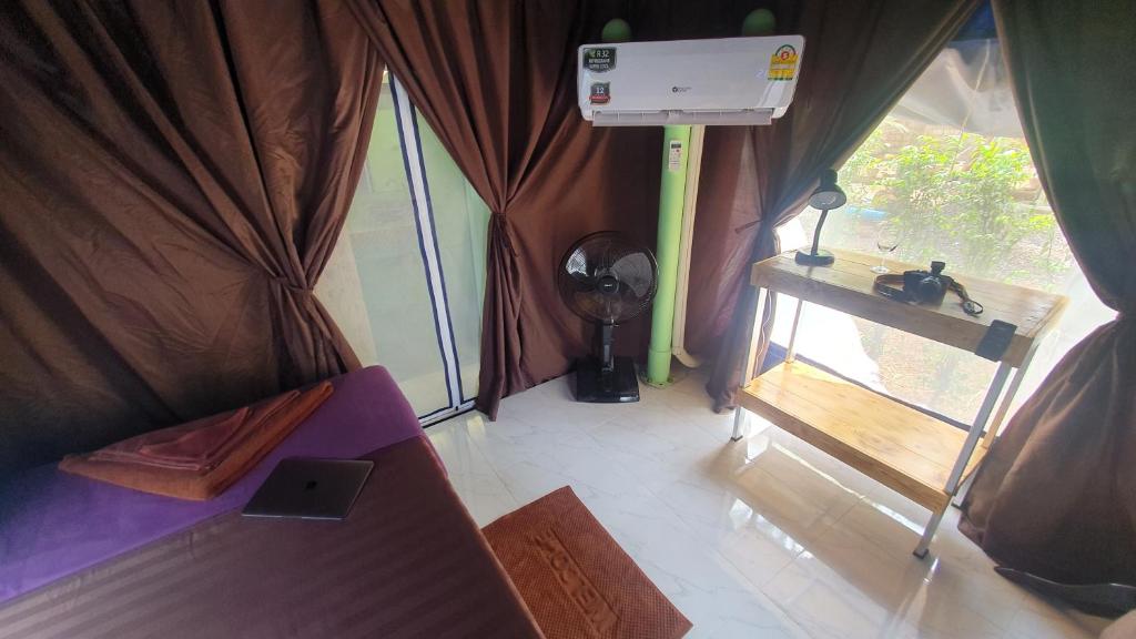 Postel nebo postele na pokoji v ubytování Moonshine Resort Chumphon