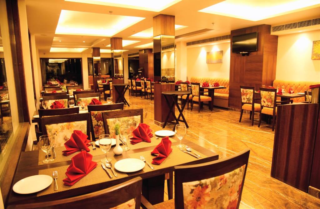 Restaurace v ubytování Royale Retreat Hotel & Spa Near Mall Road