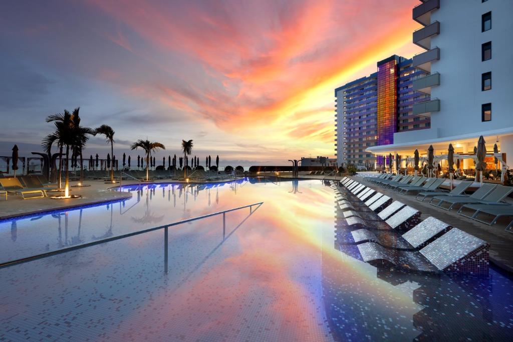 Bazén v ubytování Hard Rock Hotel Tenerife nebo v jeho okolí