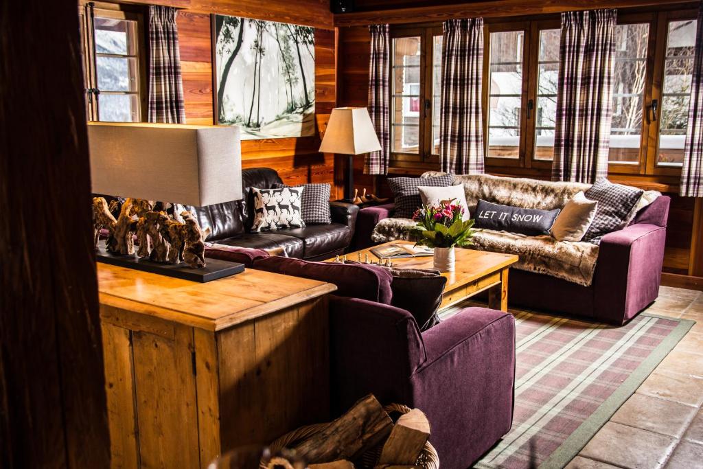a living room with couches and a table at Chalet Feekatz in Saas-Fee