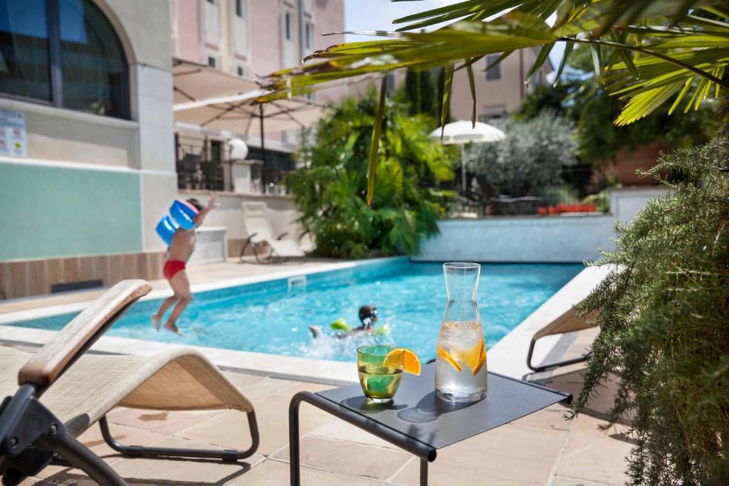 Bazén v ubytování Hotel Leon d'Oro nebo v jeho okolí