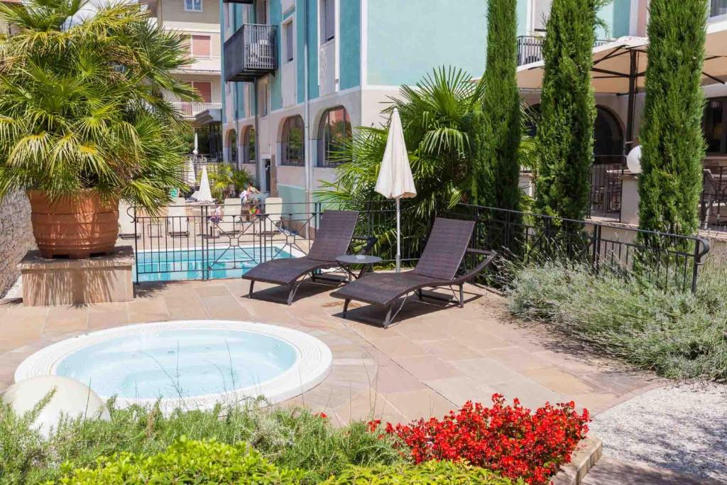 Bazén v ubytování Hotel Leon d'Oro nebo v jeho okolí