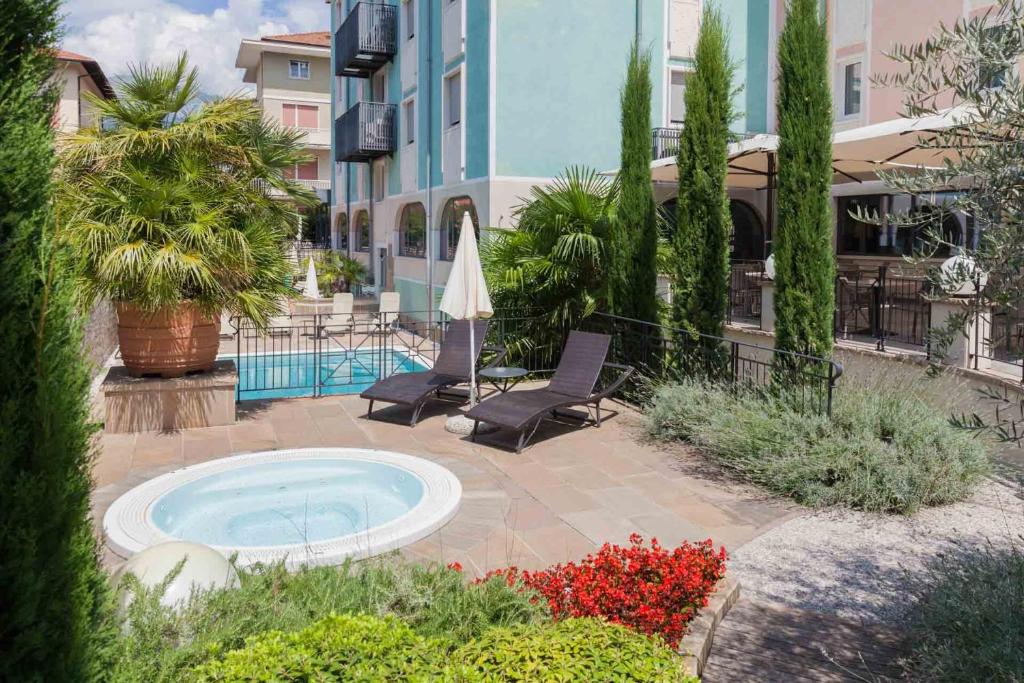 Bazén v ubytování Hotel Leon d'Oro nebo v jeho okolí
