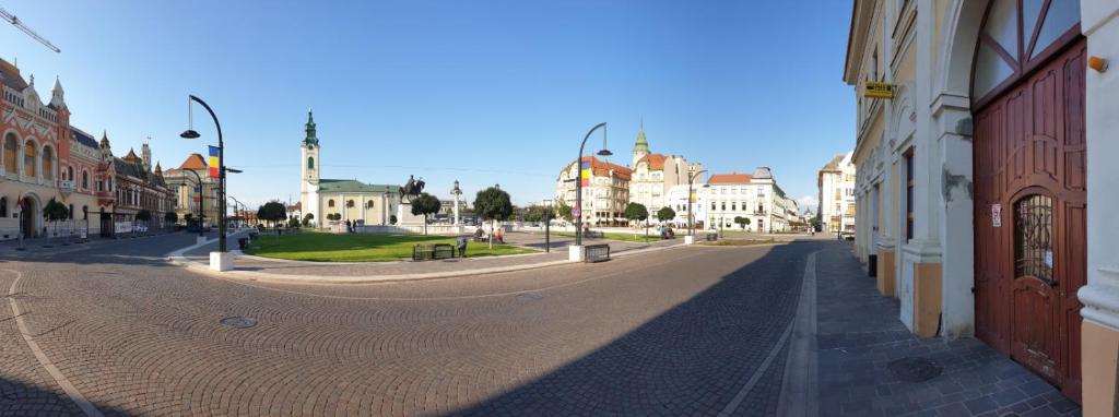 una calle vacía en una ciudad con edificios en Heart of city apartament, en Oradea