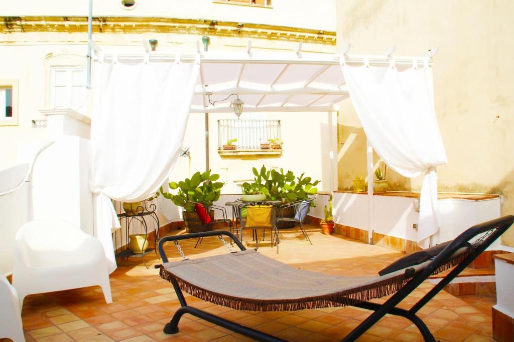 - un salon avec une chaise et une table dans l'établissement Terrazzo Giudecca in the heart of Ortigia, à Syracuse