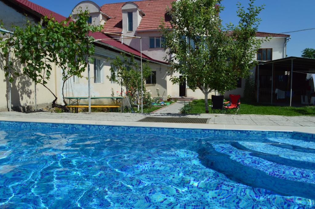 Bazén v ubytování Tunduk Hostel nebo v jeho okolí