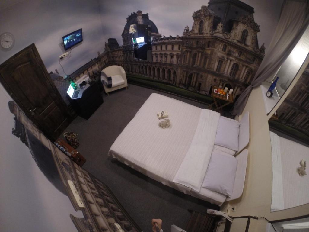 an overhead view of a bedroom with a bed at Мини-отель Жуковского 14 in Saint Petersburg