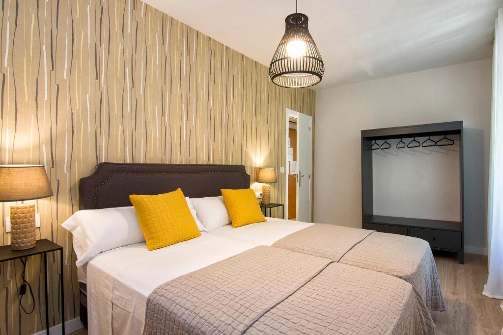 Posteľ alebo postele v izbe v ubytovaní Apartamentos Los Lobos