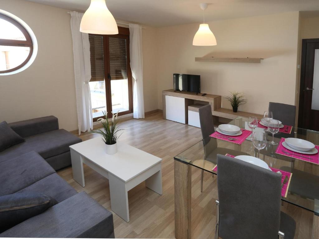 ein Wohnzimmer mit einem Sofa und einem Tisch in der Unterkunft Apartamento turisticos Puente Romano P3 1-A in Salamanca