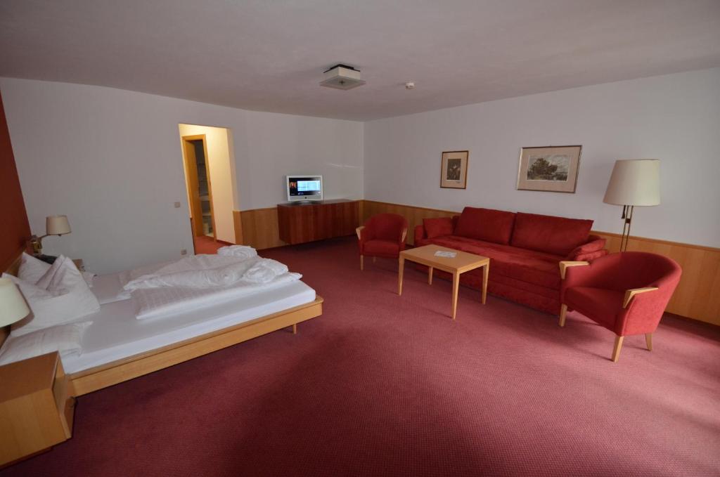 TV a/nebo společenská místnost v ubytování Posthotel Rössle