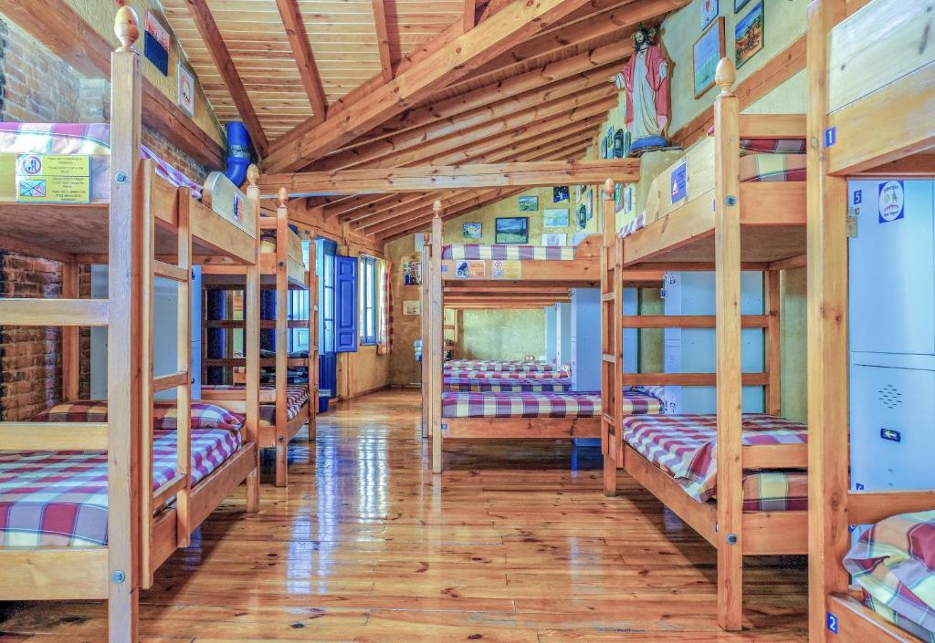 Postel nebo postele na pokoji v ubytování DORMERO Albergue San Miguel Hospital de Órbigo