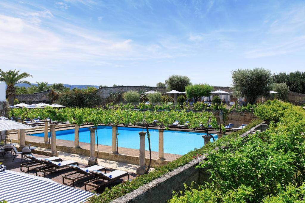 Bazén v ubytování Rocco Forte Masseria Torre Maizza nebo v jeho okolí