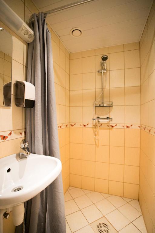 Koupelna v ubytování Viisnurga Puhkemajad
