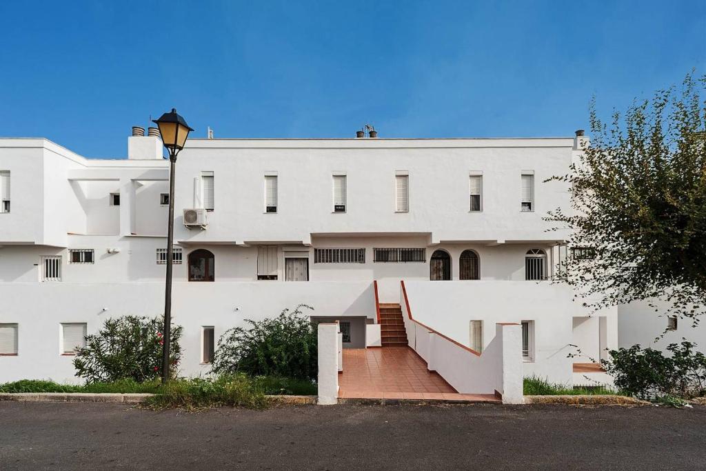 - un bâtiment blanc avec un escalier devant dans l'établissement Casa Miramundo, à Vejer de la Frontera