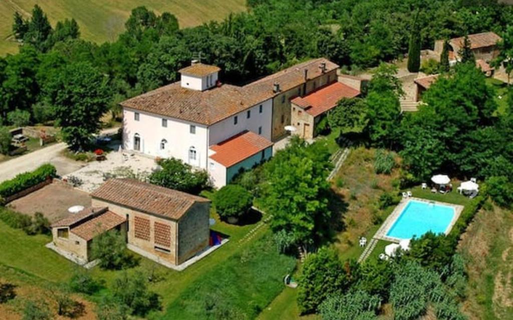 an aerial view of a house with a swimming pool at Agriturismo La Moraia in Poggibonsi