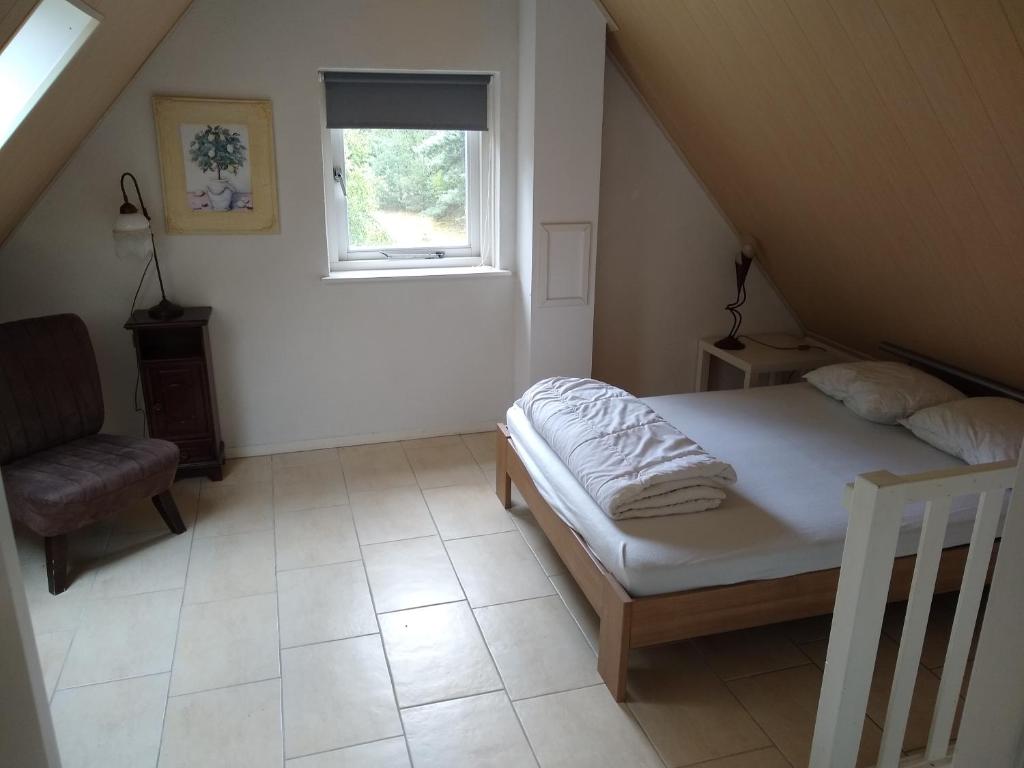 Un pat sau paturi într-o cameră la Het krekeltje