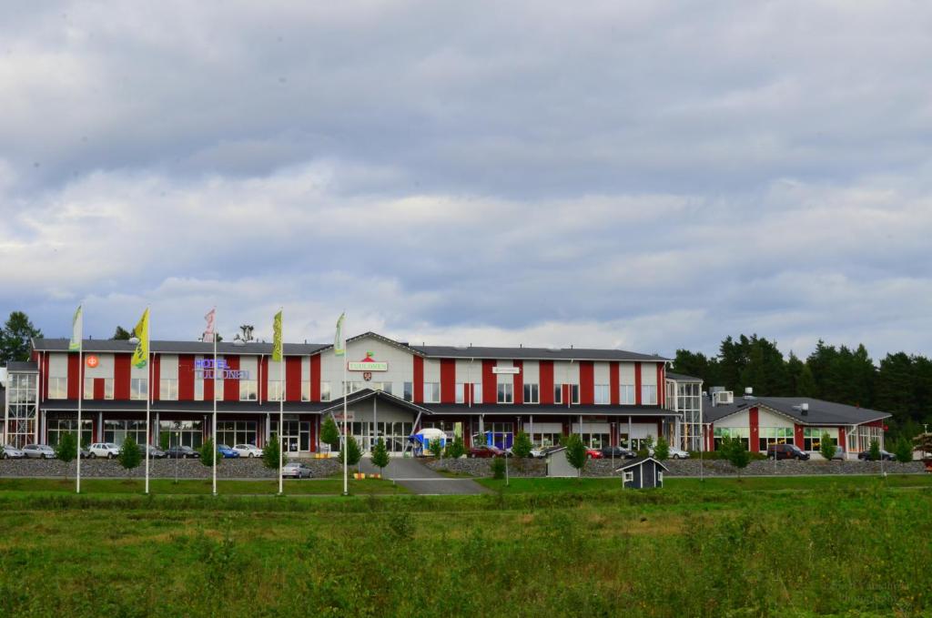 a large building with red and white at Hotel Tuulonen in Tuulos