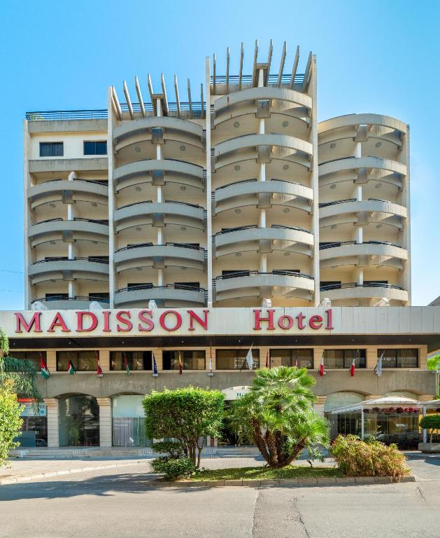 ein Hotel mit einem Schild, auf dem Madison Hotel steht in der Unterkunft Madisson Hotel in Jounieh