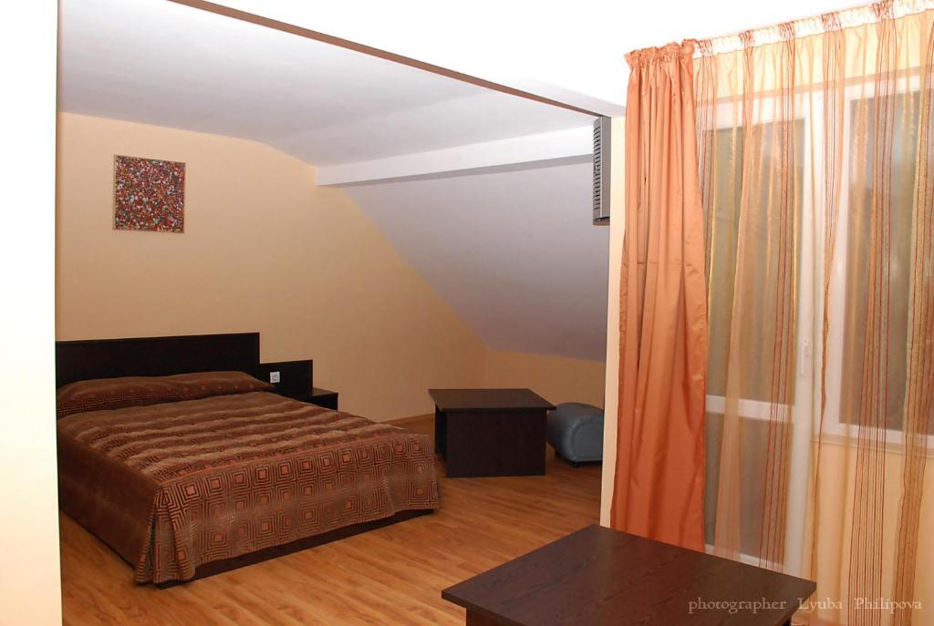 Postel nebo postele na pokoji v ubytování Family Art-Hotel Zora