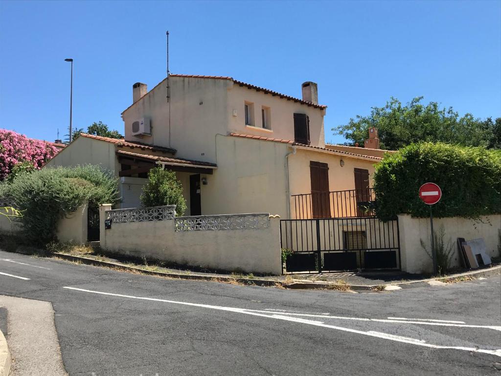 una casa al lado de una calle en Bora, en Béziers