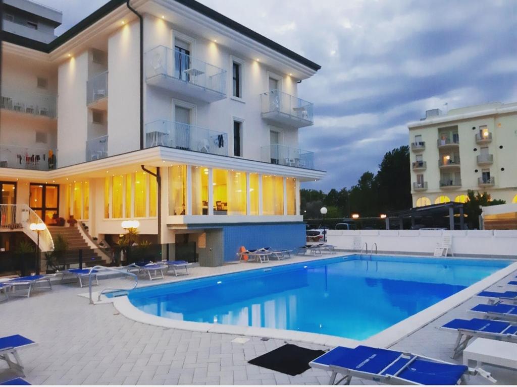 una gran piscina frente a un edificio en Hotel Mercedes, en Misano Adriatico