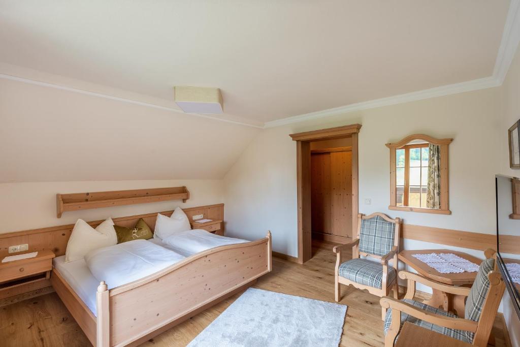 Postel nebo postele na pokoji v ubytování Landhotel Hochlackenhof