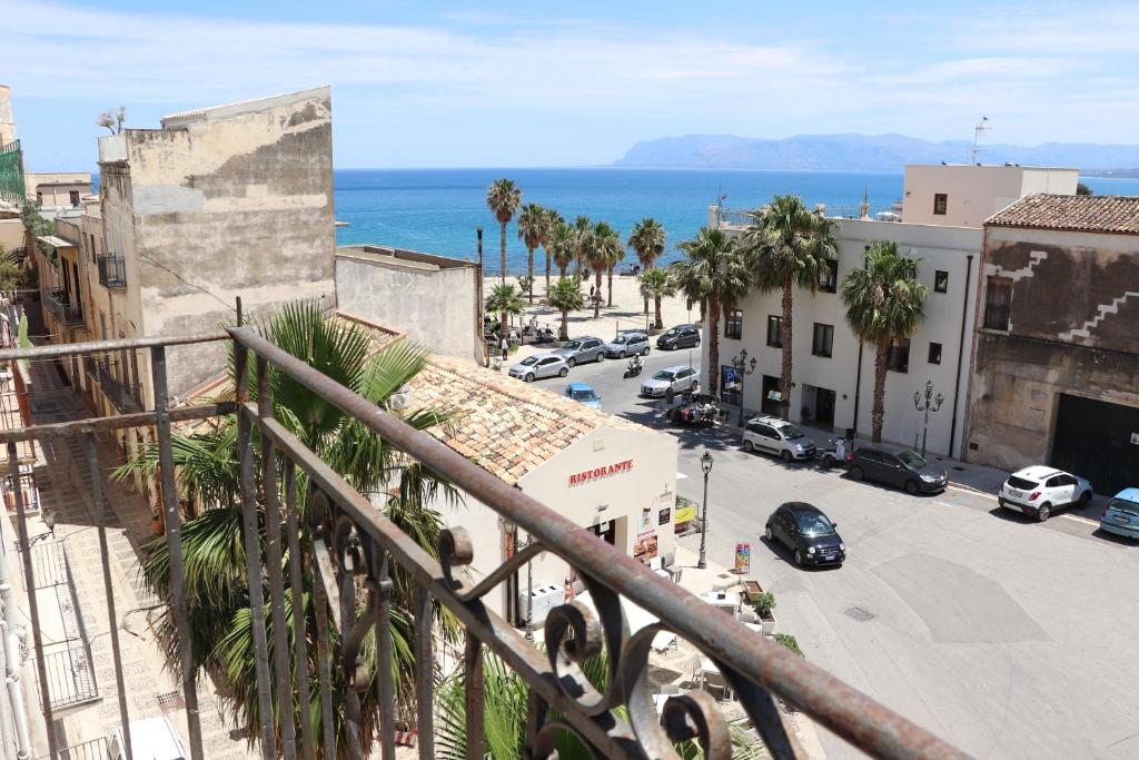 una vista da un balcone di una città con una strada di Nelle Antiche Mura a Castellammare del Golfo