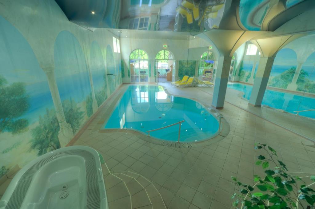Bazén v ubytování Hotel Lahnschleife nebo v jeho okolí