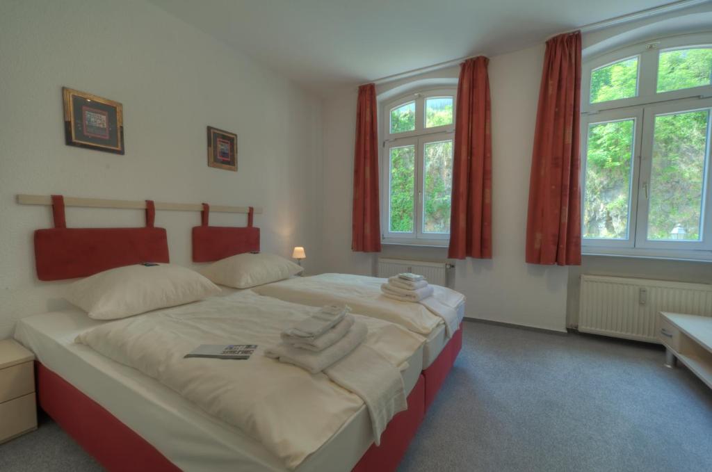 Postel nebo postele na pokoji v ubytování Hotel Lahnschleife