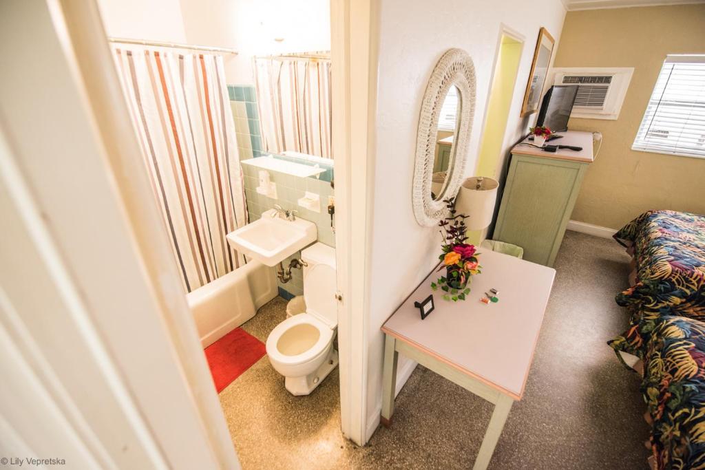 Koupelna v ubytování Ocean Inn